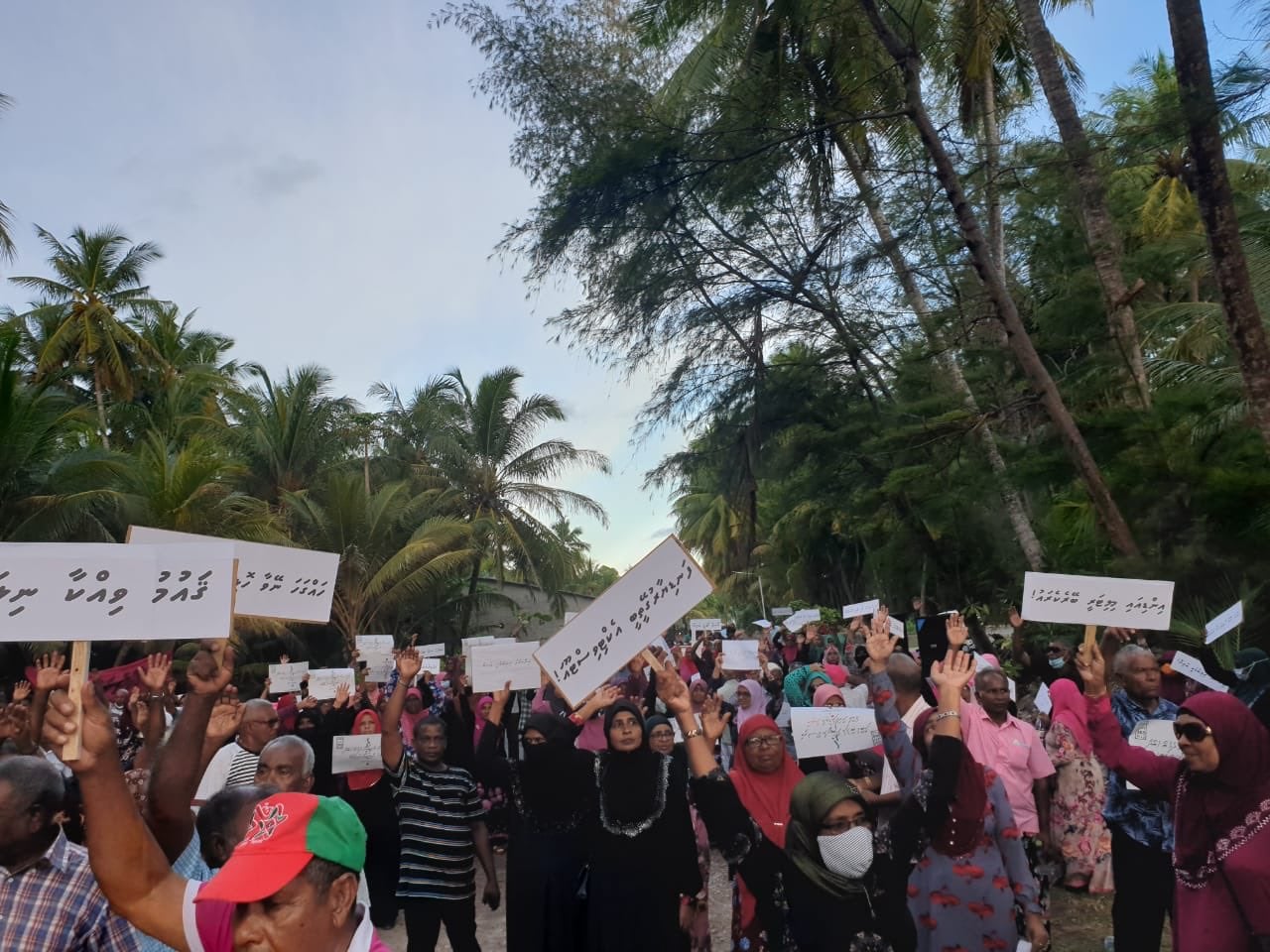 މުޒާހަރާގައި ބައިވެރިވި 2 މުވައްޒަފުން ސަސްޕެންޑްކުރުމުން ގާނޫނީ ފިޔަވަޅު އަޅަނީ