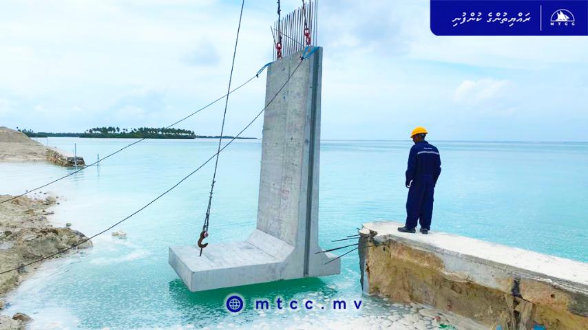 ހިތަދޫ ކުރީގެ ބަނދަރުގެ އެއްގަމުތޮށީގައި ކޮންކްރީޓް ބްލޮކް އަތުރަން ފަށައިފި