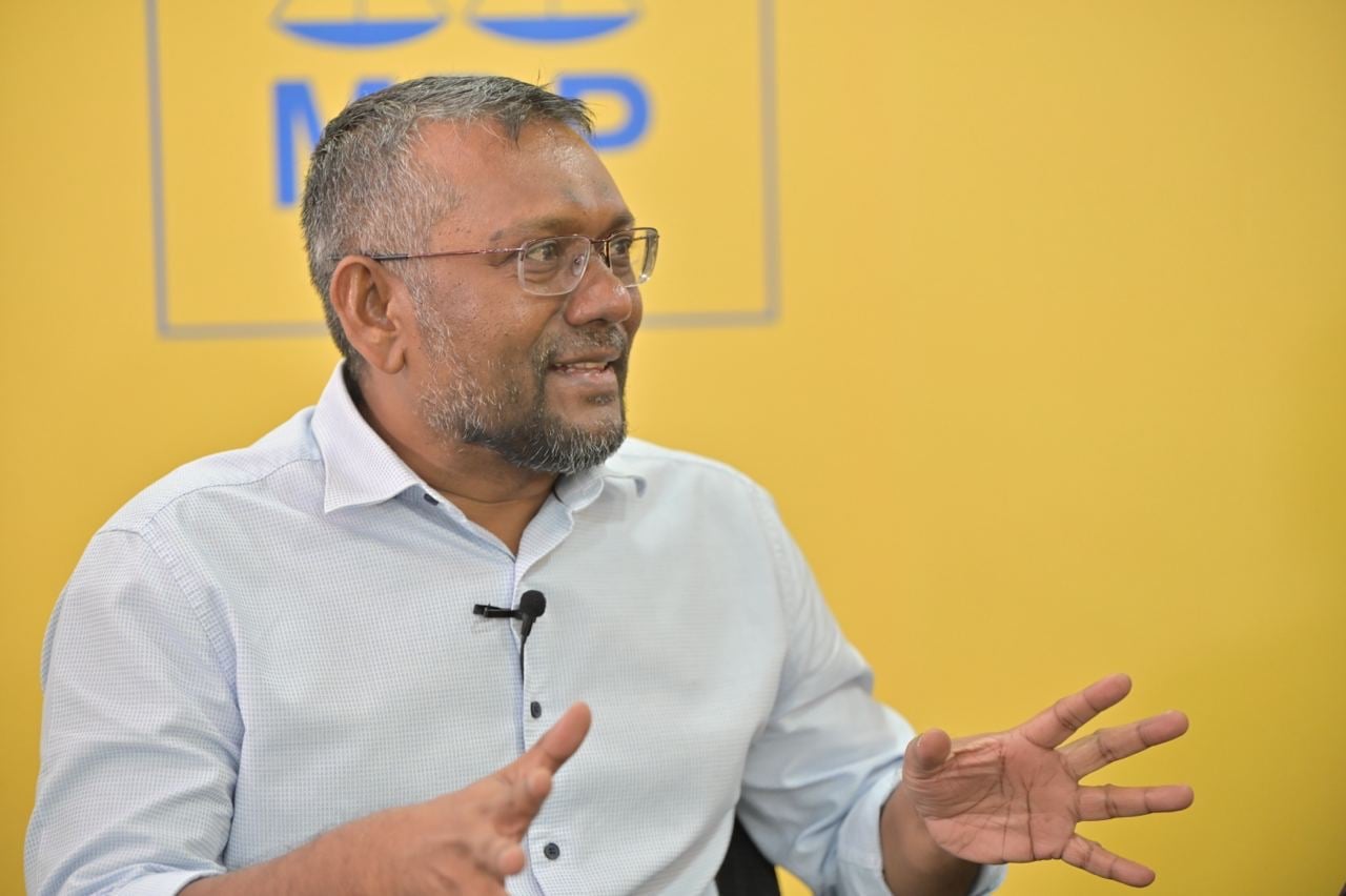 ސިޔާސީ މުވައްޒަފުންގެ މުސާރަ ކުޑަކުރަން ނިންމި ނިންމުމަކީ "ދެބޯގެރި" ދުއްވުމެއް: ފައްޔާޒު