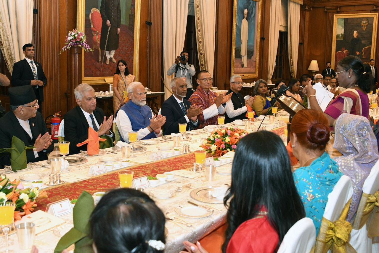 އިންޑިޔާގެ ރައީސް ދެއްވި ޖާފަތުގައި މޯދީގެ އެންމެ އަރިހުގައި ރައީސް މުޢިއްޒު