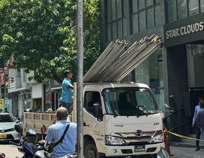 ޕޯސްޓަރު ހަރުކުރަން ޕޭވްމަންޓަށް ޖަހާ ހޮޅިތައް ނަގާނެކަމަށް ސިޓީ ކައުންސިލުން ބުނެފި