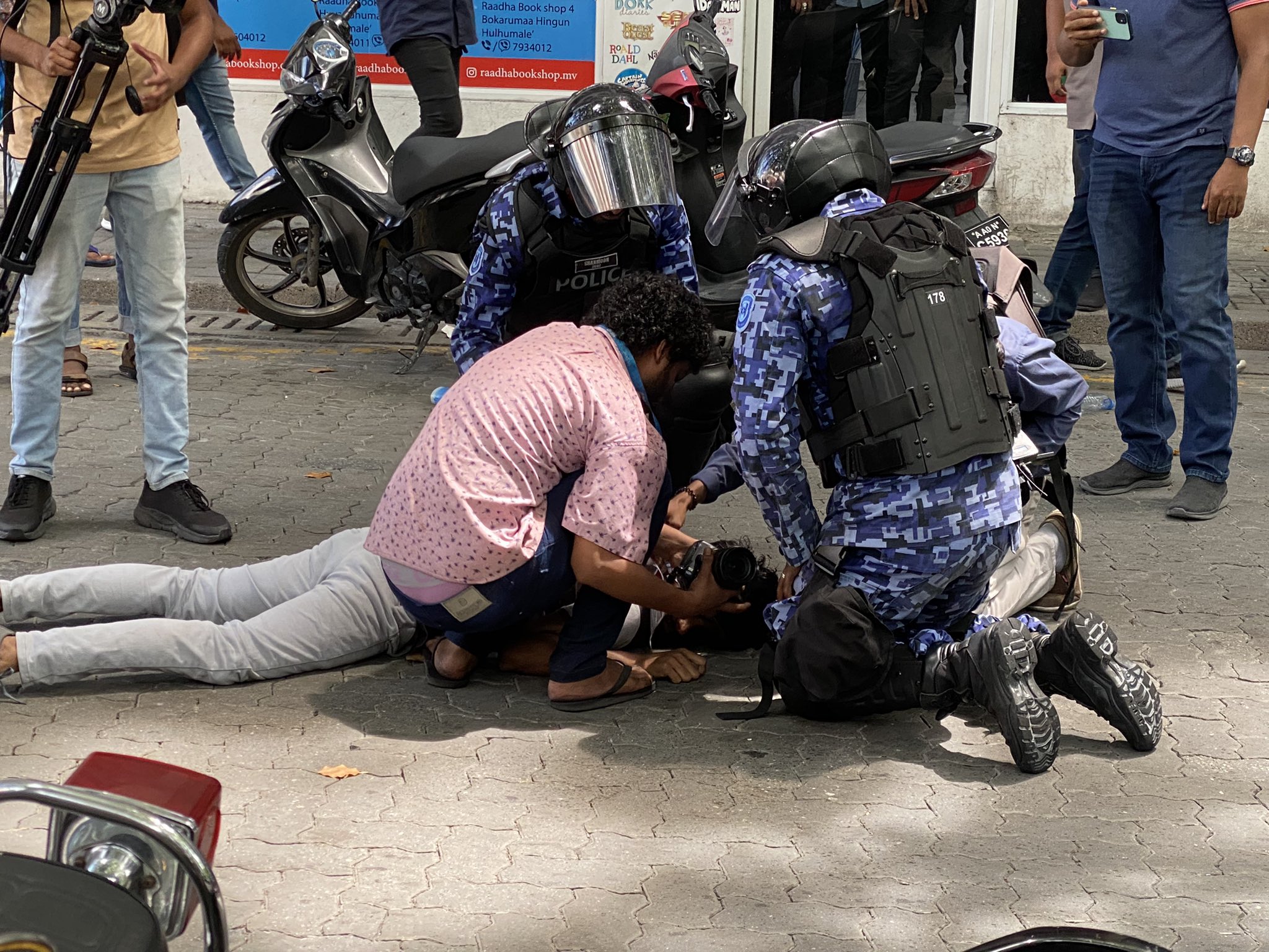 މުޒާހަރާގައި ނޫސްވެރިންނަށް އަނިޔާ ދިނުމުގެ ނިޔަތުގައި އެއްވެސް ކަމެއް ނުކުރަން: ފުލުހުން