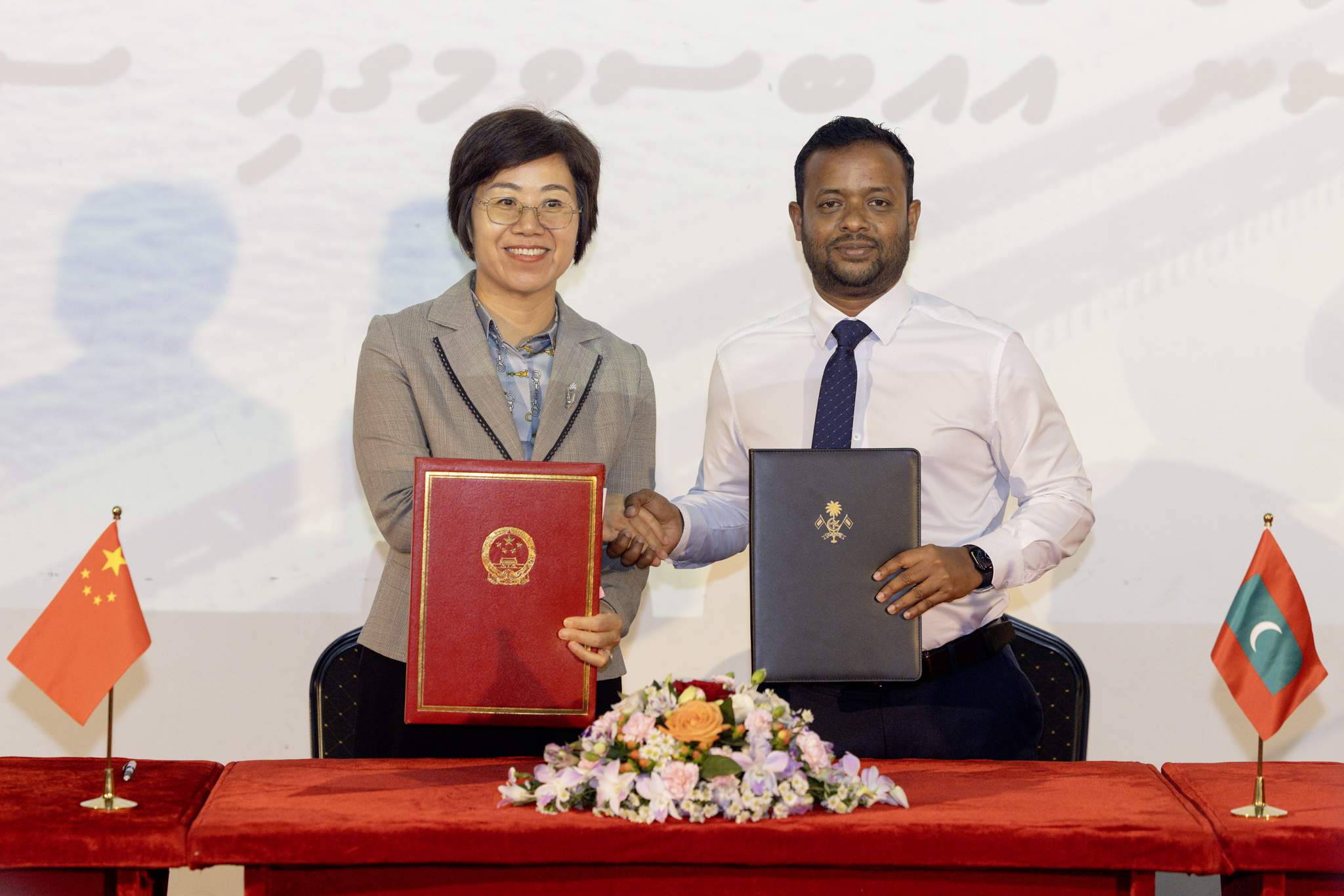 ޗައިނާގެ ހިލޭ އެހީގެ ދަށުން މާލޭގެ މަގުތައް ތަރައްޤީ ކުރަނީ