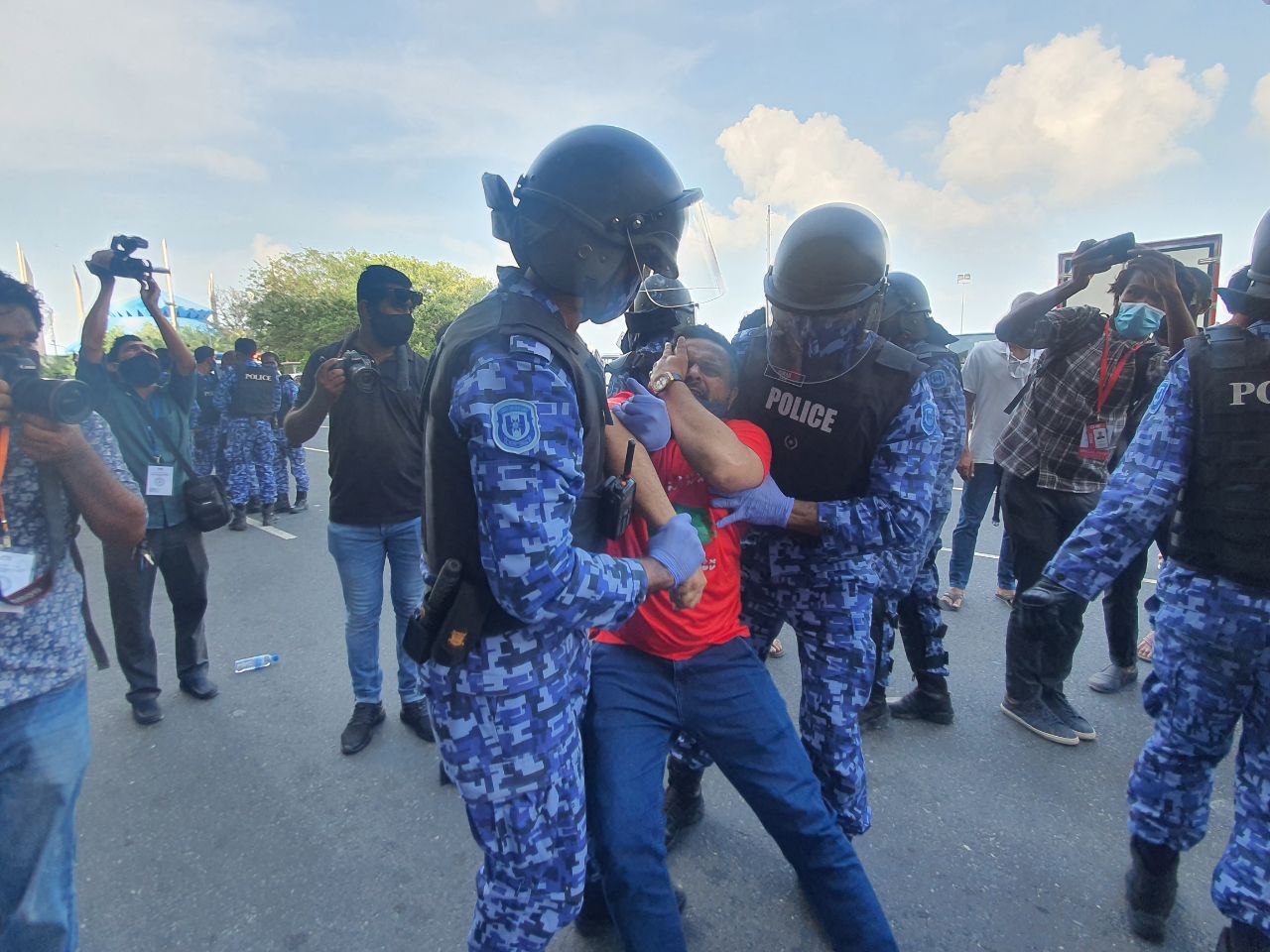 މިއަދުގެ މުޒާހަރާއިން ހައްޔަރުކުރީ 28 މީހުން - ފުލުހުން