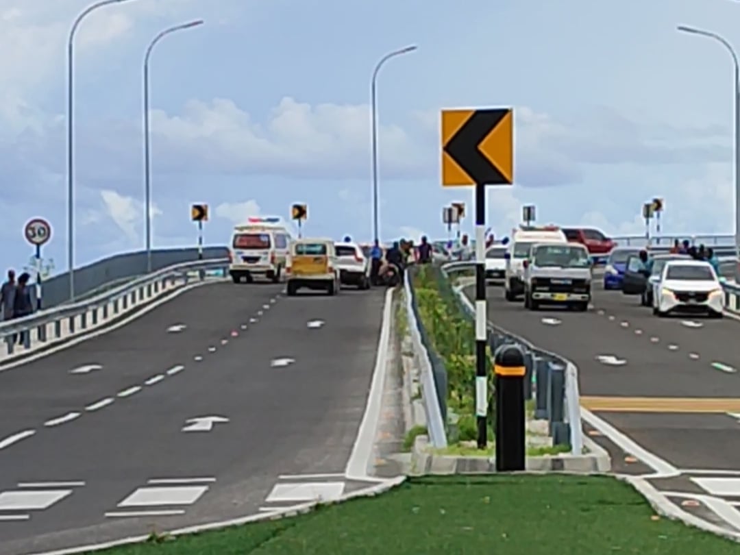 ހަންކެޑެ ބުރިޖު މަތީގައި ނުރައްކާތެރި އެކްސިޑެންޓެއް ހިނގައިފި