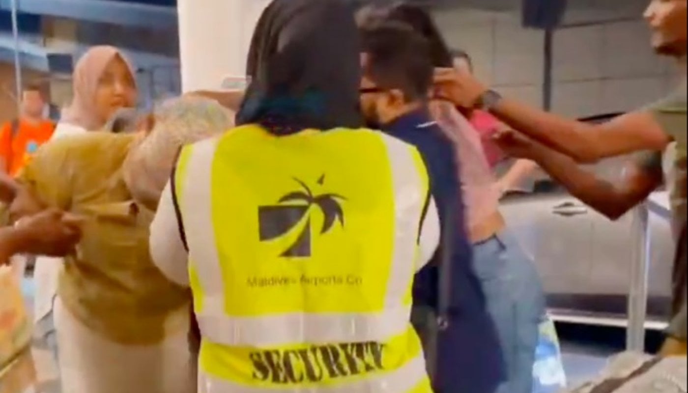 އެއާޕޯޓުތެރޭގައި ދެމީހަކު އަރައިރުންވެ މާރާމާރީ ހިންގައިފި