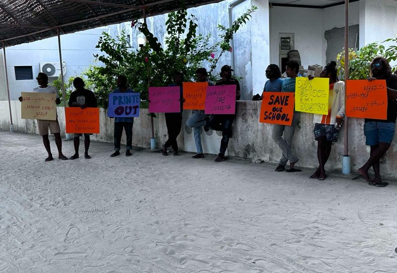 ދިގުރަށު ސްކޫލުގެ ކުރީގެ ޕްރިންސިޕަލް އަލުން ގެންނަން ބެލެނިވެރިން އިހުތިޖާޖަށް