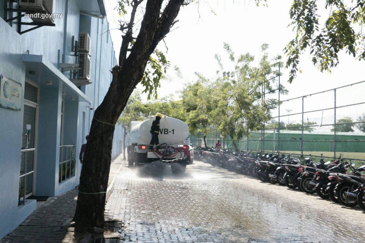 ކޯވިޑް-19: މާލޭގެ މަގުތައް ދޮވެ، ޑިސްއިންފެކްޓް ކުރުމުގެ މަސައްކަތް ފަށައިފި