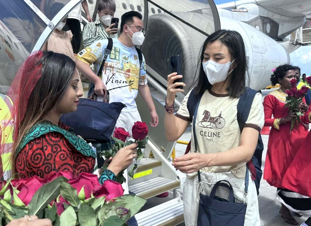 އަހަރުގެ މިހާތަނަށް ރާއްޖެއަށް އައި ޗައިނާ ފަތުރުވެރިންގެ އަދަދު ލައްކައަކާ ގާތްކުރަނީ