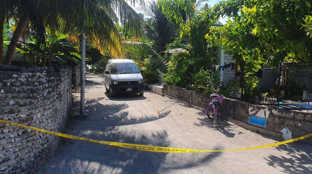 ގްރައިންޑަރެއްގެ ތިލަ ފަޅައިގެންގޮސް މާމެންދޫ މީހެއްގެ ފައި ވަރަށް ބޮޑަށް ޒަޚަމްވެއްޖެ