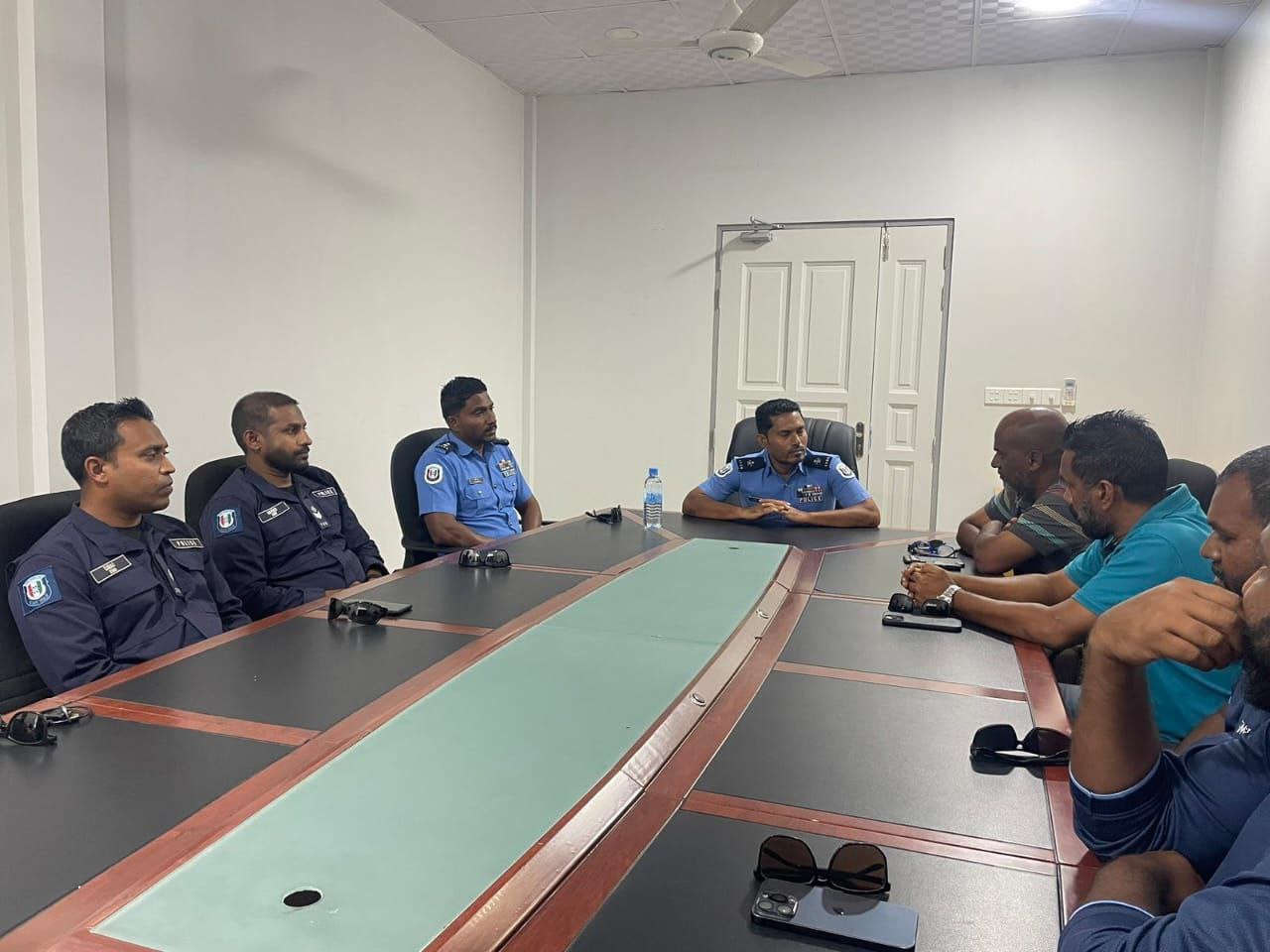 ފުލުހުންގެ އެހީތެރިކަމާއެކު އައްޑޫ މިފްކޯ ފެކްޓަރީއަށް ކަރަންޓު ދެނީ