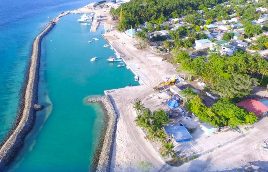 ފޯކައިދޫ ޓީޗަރަކު މަސްތުވާތަކެއްޗާއެކު ހައްޔަރުކޮށްފި