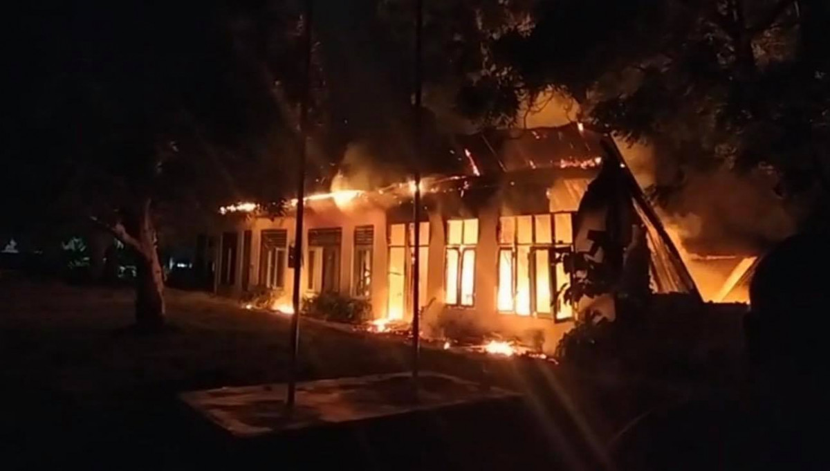 ށ. ފޭދޫ ސްކޫލްގެ ބައު ޢިމާރާތުގައި އަލިފާން ރޯވެ އަނދަނީ