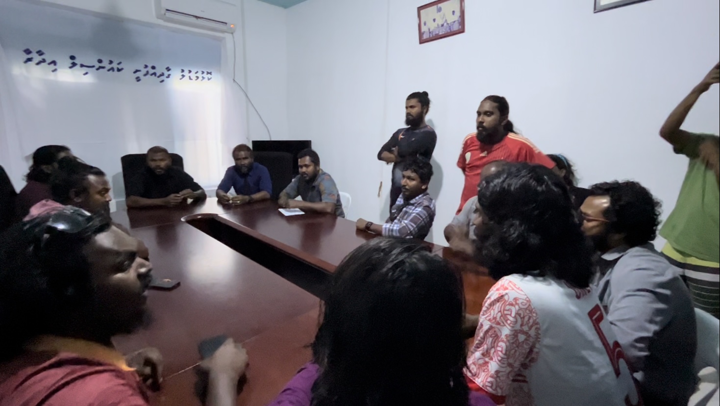 ގާދިއްފުށީ ރައްޔިތުން ކައުންސިލް އިދާރާގައި؛ ޖަވާބުދާރީ ނުވެ ކައުންސިލަރުން ފިލައިފި