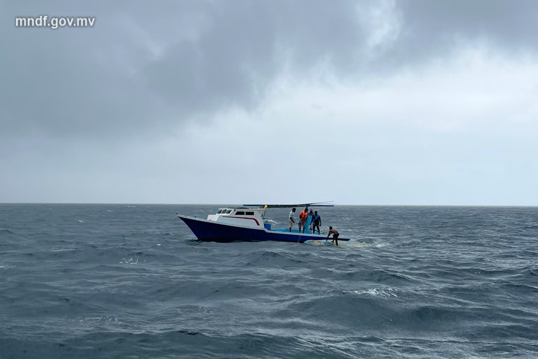 ޑިންގީއެއް ބަންޑުން ޖަހާލައިގެން ކަނޑުވި ބަޔަކު ސަލާމަތްކޮށްފި