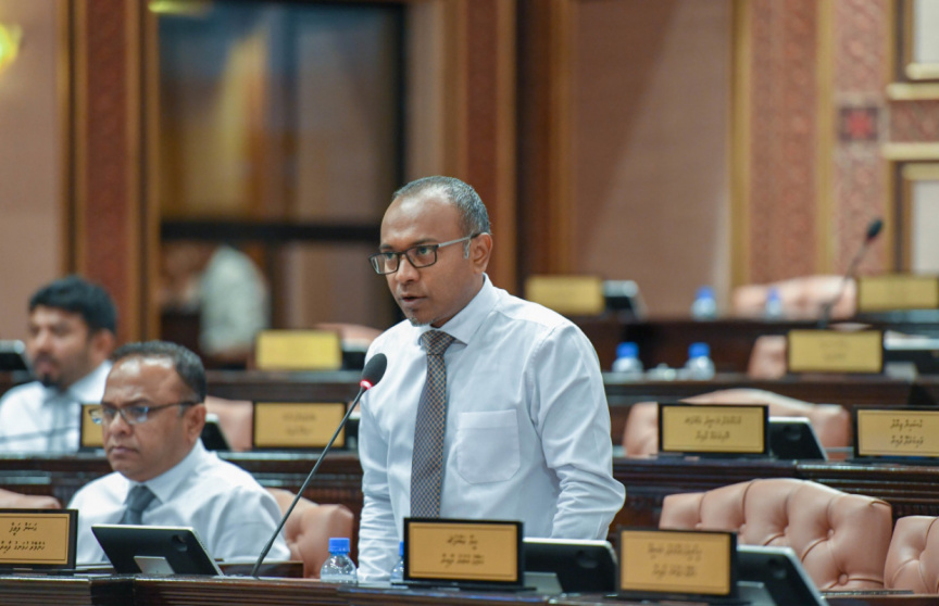 ޑިމޮކްރެޓްސްއަށް ސޮއިކުރި މީހުންނަށް ބިރުދައްކާ ކަމަށްބުނާ މައްސަލަ މަޖިލީހުން ބޭރުކޮށްލައިފި