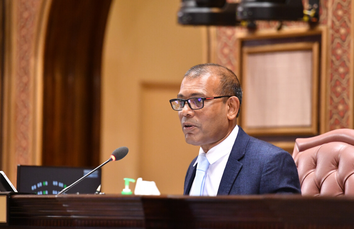 ނަޝީދު ރިޔާސަތަށް ފިއްލަވައިފި; މެންބަރުން ޗެމްބަރުގައި