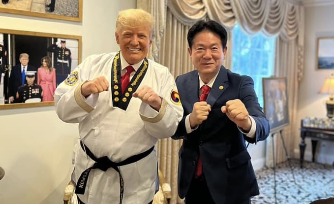 ޓްރަމްޕަށް ޓައެކްވޮންޑޯ ބްލެކް ބެލްޓެއް