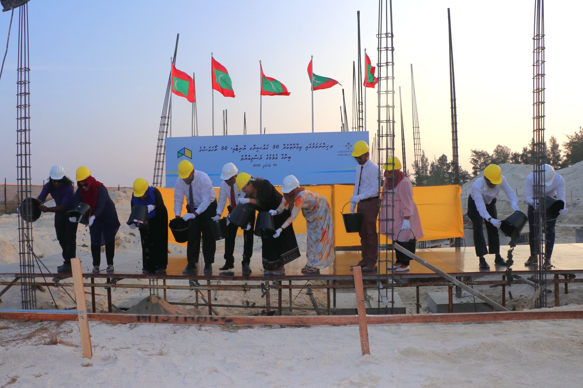 ހިންނަވަރުގައި އިމާރާތްކުރާ 50 ރޯހައުސްއާއި 50 ހައުސިންގ ޔުނިޓުގެ ބިންގާ އަޅައިފި