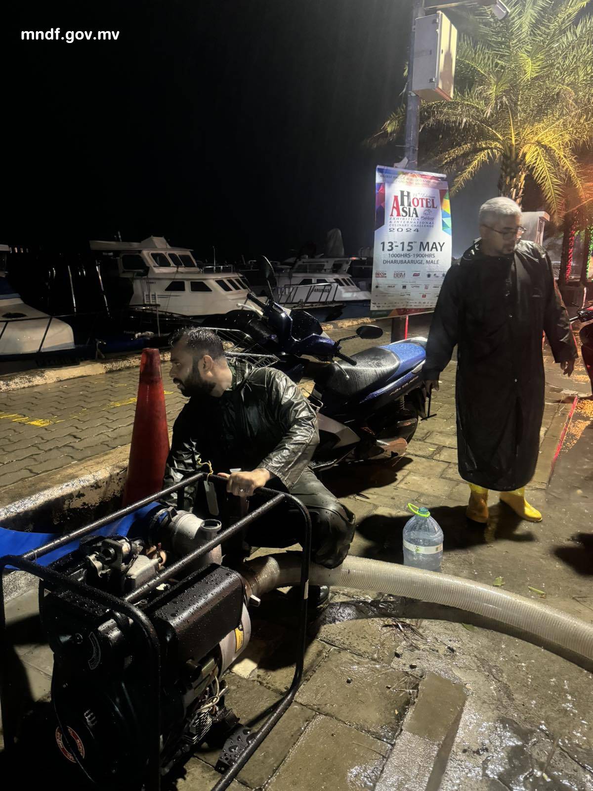 ބޯކޮށް ވާރޭވެހި މާލޭގައި ފެންބޮޑުވި މަގުތަކުން ފެންހިންދަނީ