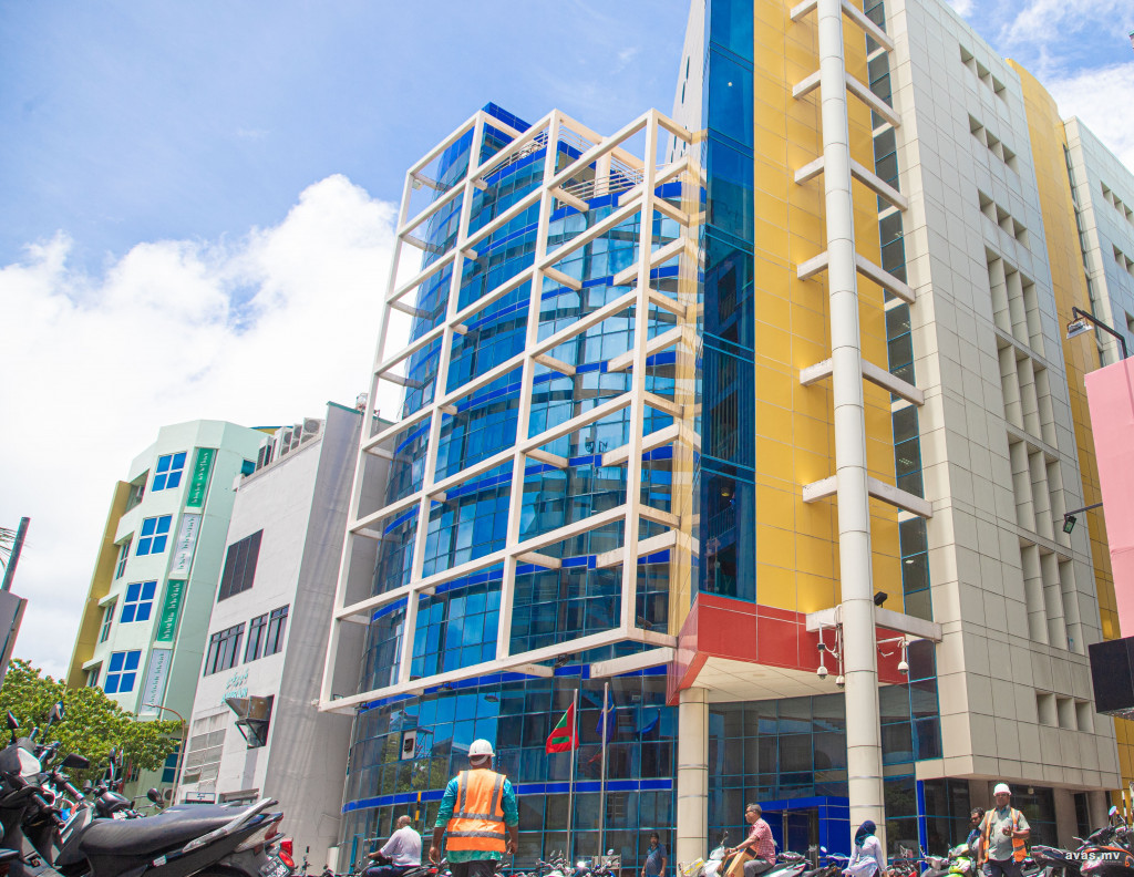 ޓިޝޫގެ ގޮތުގައި ރާއްޖެ އެތެރެކުރަން އުޅުނު 3 މިލިއަނަށްވުރެ ގިނަ ސިނގިރޭޓު ހިފަހައްޓައި މައްސަލަ ބަލަނީ