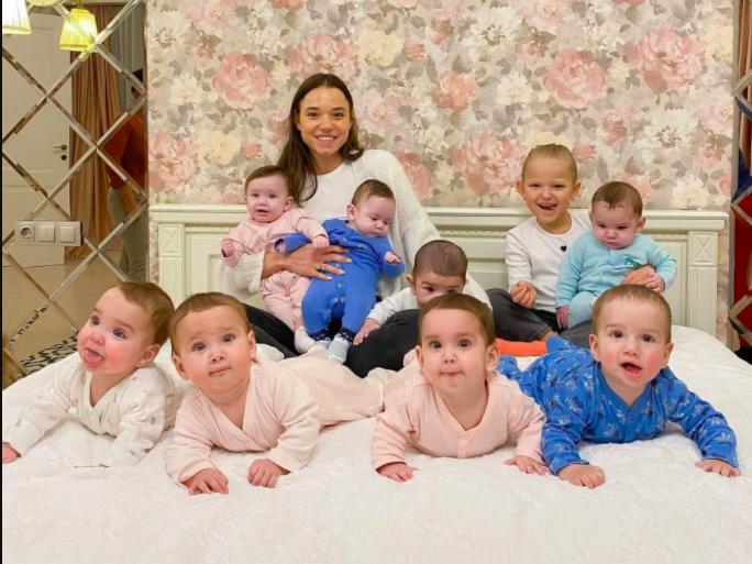 އުމުރުން  23 އަހަރު، ބޭނުންވަނީ 100 ދަރިން