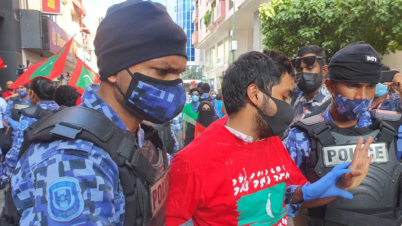 މުޒާހަރާ ހުއްޓާނުލާ ކުރިޔަށް ގެންދަނީ؛ 31 މީހުން ހައްޔަރުކޮށްފި