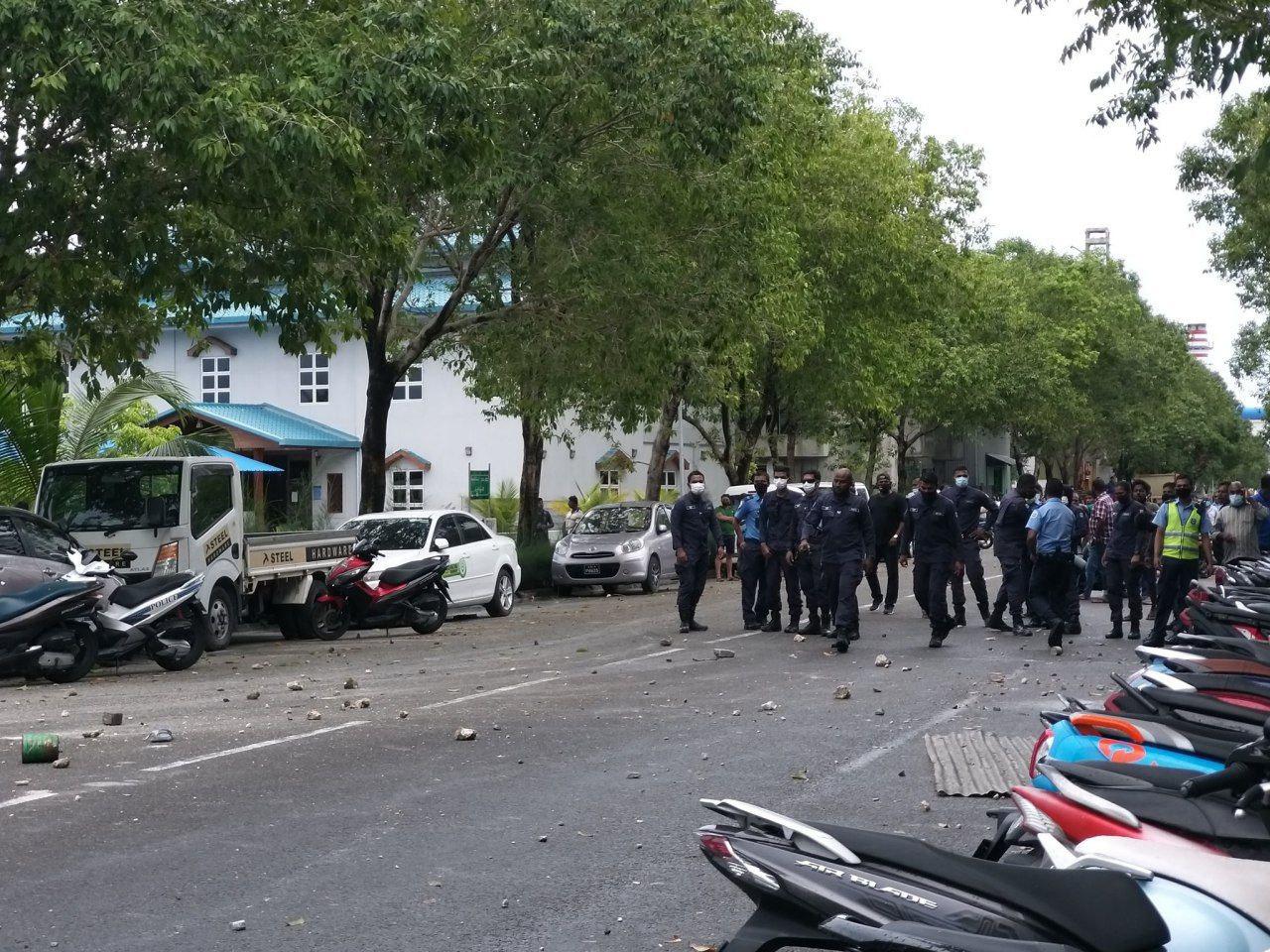 ހުޅުމާލޭގައި ބިދޭސީން ކުރި މުޒާހަރާ ކޮންޓްރޯލްކޮށްފި؛ ބައެއް ފުލުހުންނަށް އަނިޔާވި