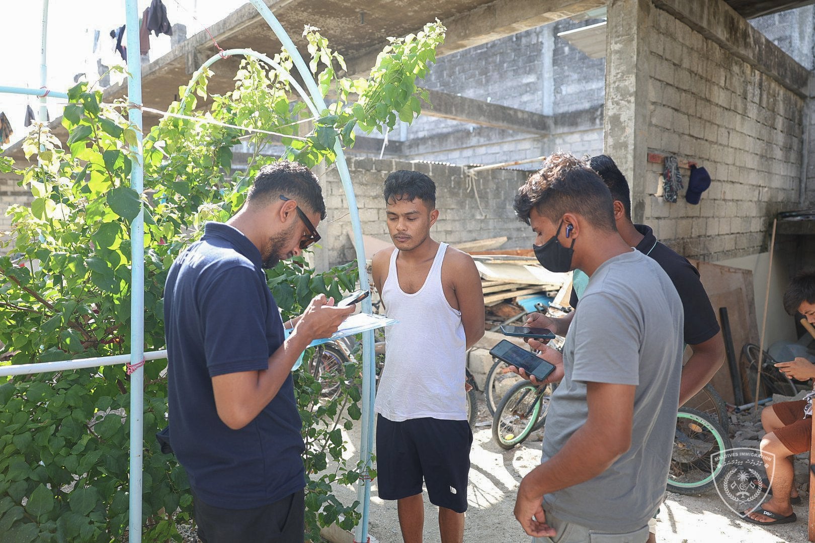 ގަވައިދާ ހިލާފަށް އުޅޭ ބިދޭސީން ހޯދަން އައްޑޫގައި ބޮޑު އޮޕަރޭޝަނެއް