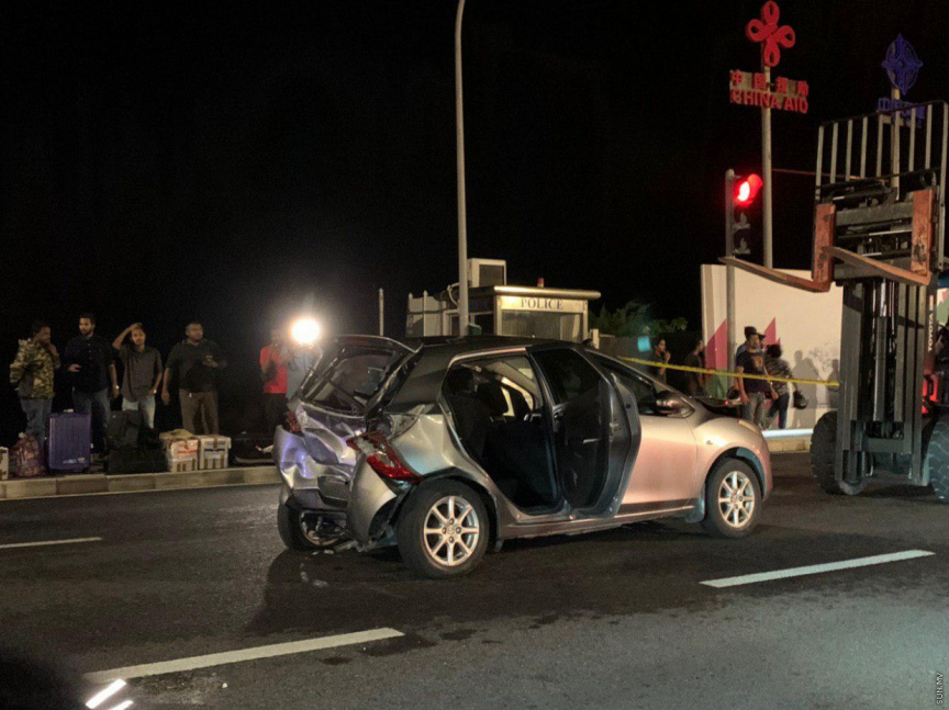 ބްރިޖުގައި މިރޭ ހިނގި ކާރު އެކްސިޑެންޓެއްގައި ދެމީހަކަށް އަނިޔާވެއްޖެ