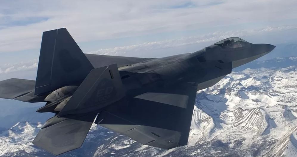 ކެނެޑާގެ ވައިގެ މަގުން ދަތުރުކުރި ގޮތްނޭނގޭ އެއްޗަކަށް ހަމަލާދީ ވައްޓާލައިފި