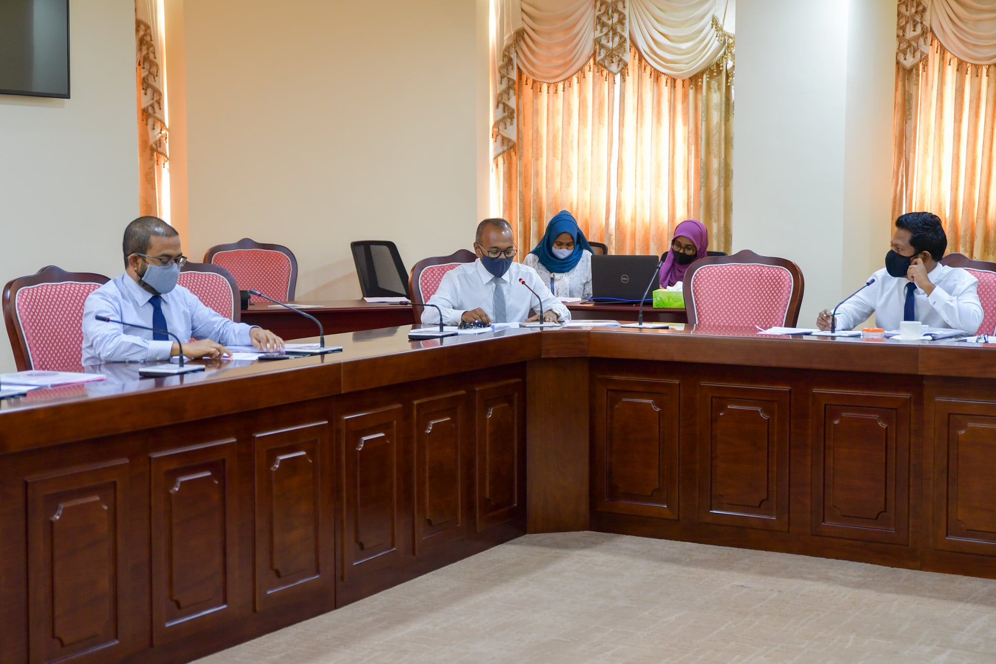 ވެންޓިލޭޓަރުތަކުގެ މައްސަލަ މިމަހުގެ ނިޔަލަށް ނިންމަން ކޮމިޓީން ފާސްކޮށްފި