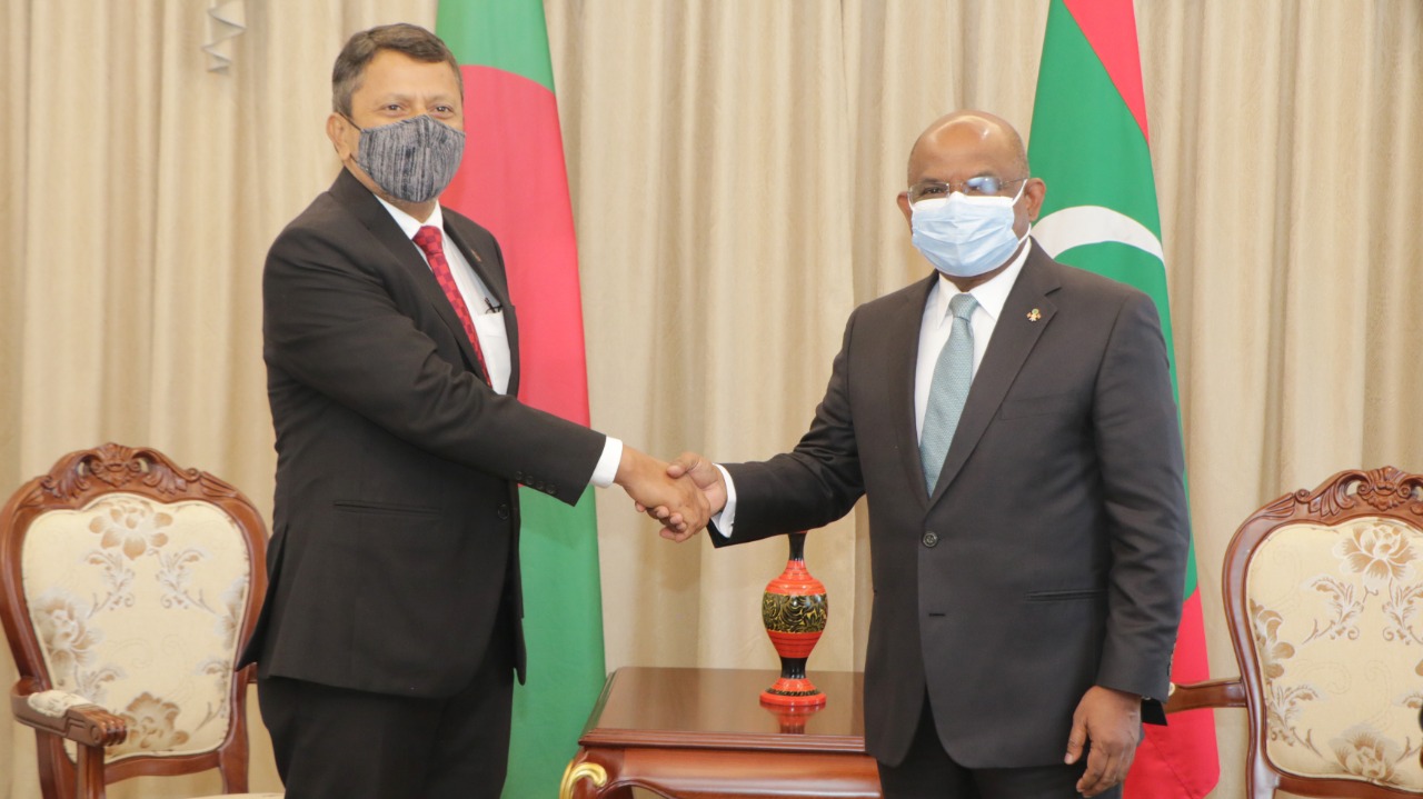 މިނިސްޓަރ ޝާހިދު 3 ޤައުމެއްގެ ސަފީރުންނާ ބައްދަލު ކުރަށްވައި މަޝްވަރާކުރަށްވައިފި