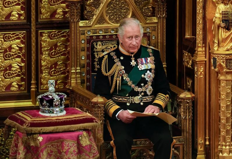 ރަސްގެފާނު ޗާލްސް ތަހުތަށް ވެޑުވުން؛ އިނގިރޭސިންނަށް ބޮޑު ދުވަހެއް!