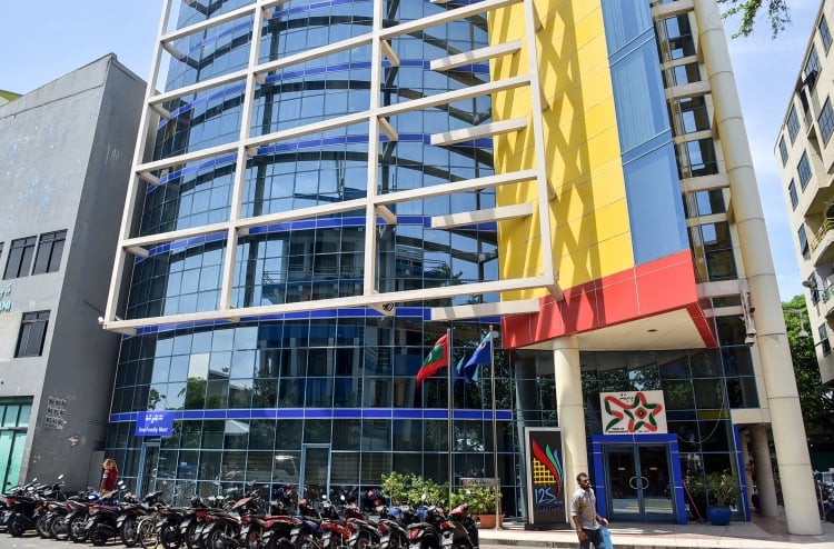 ޒަމްޒަމް ފެނުން ޑިއުޓީ ނަގާފައި ބިއަރުން ނުނަގާކަމަށް ބުނެ ފަތުރަނީ ދޮގެއް: ކަސްޓަމްސް