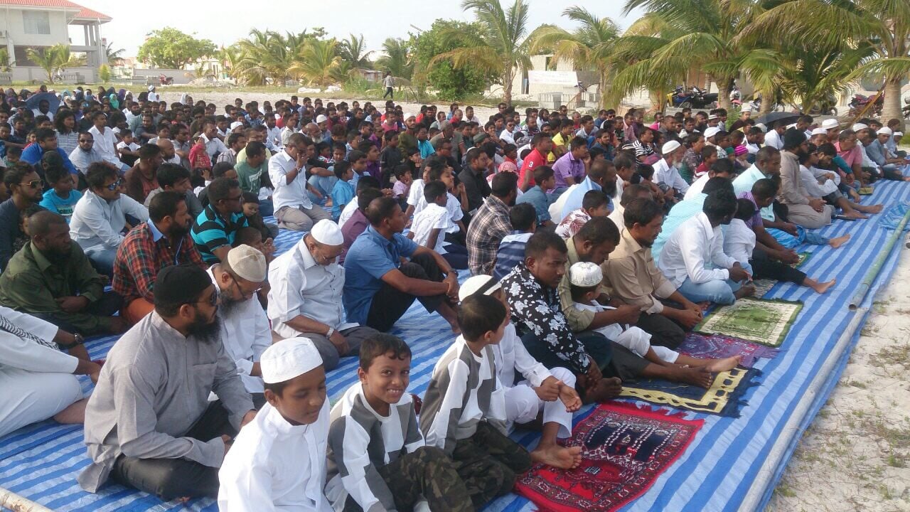 ރާއްޖޭގެ ރަށެއްގައި ބޮޑޫ ޖަމާއަތުގައި ޢީދު ނަމާދު ކުރަނީ (ފައިލް ފޮޓޯ- މީސްމީޑިއާ)