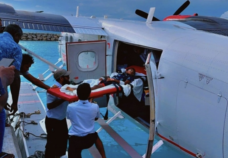 ފާރެއް ވެއްޓި، އަނިޔާވި ކުއްޖާ އެއަރ އެމްބިއުލާންސްގައި މާލެ ގެނެސްފި