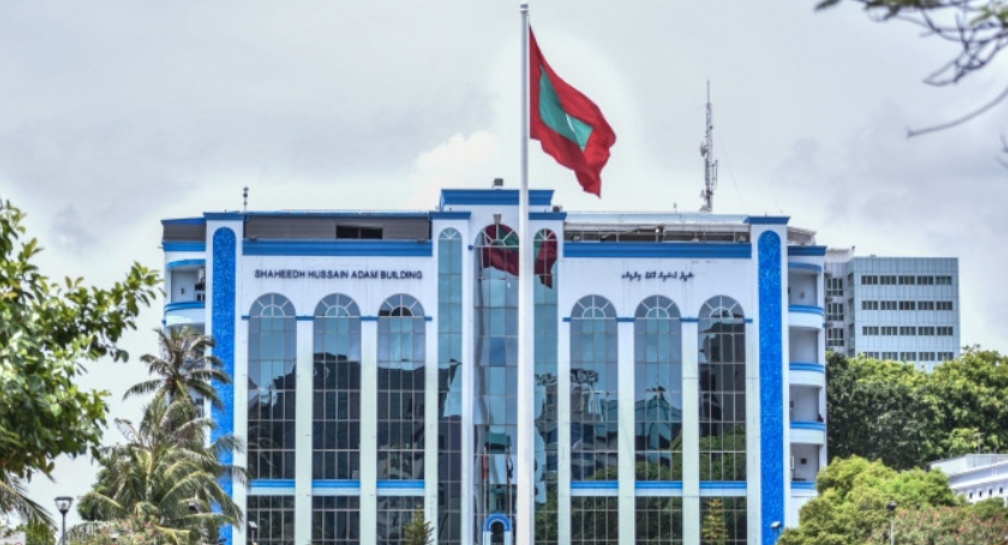 ފުލުހަކު ކުއްޖަކަށް ބިރުދައްކައި އަނިޔާކުރި މައްސަލަ ބަލަނީ