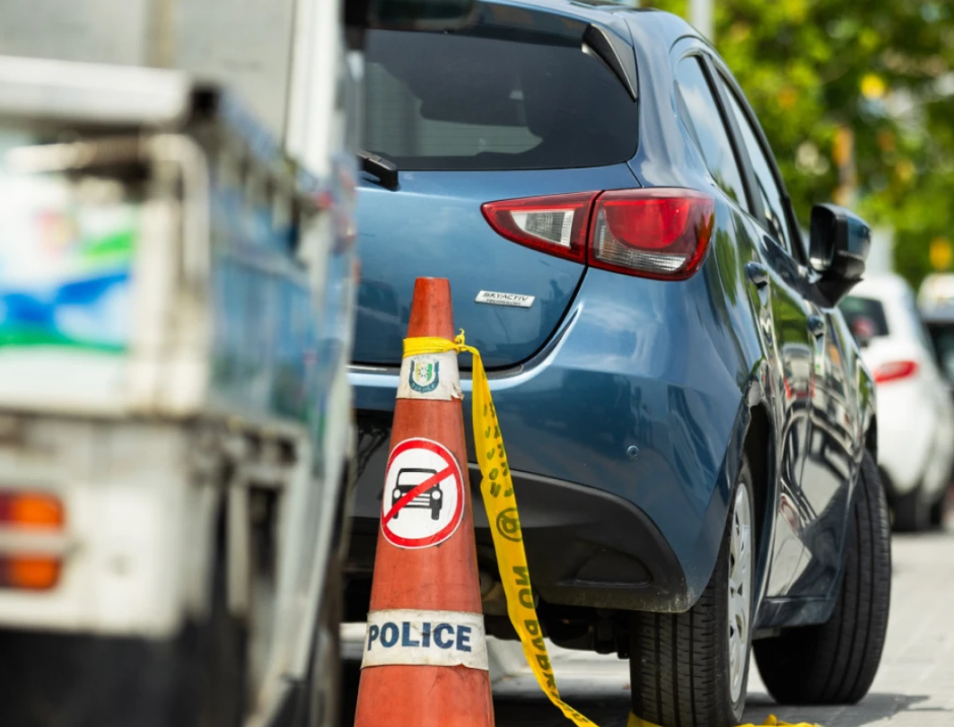 ބޮޑުތަކުރުފާނު މަގުގައި ގަވާއިދާ ހިލާފަށް ޕާކުކޮށްފައިވާ އުޅަނދު ޓޯކުރަނީ