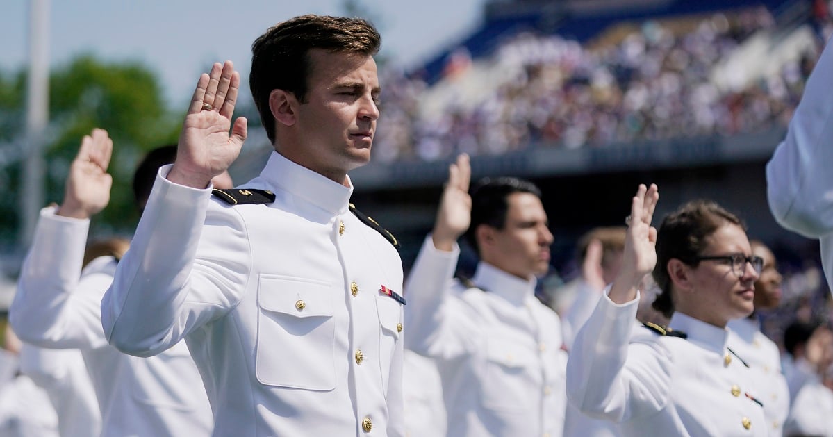 އެމެރިކާގެ ނޭވަލް އެކަޑަމީގެ ސްކޮލާޝިޕެއްގައި ބައިވެރިވުމުގެ ފުރުސަތު