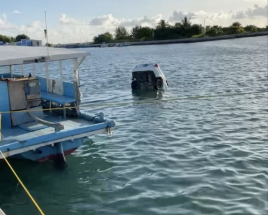 ދޯންޏަކަށް އަރުވަން އުޅުނު ކާރެއް މޫދަށް ވެއްޓި އަޑިއަށް