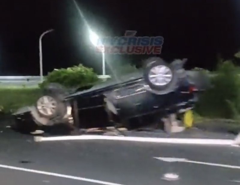 ފުލުހުން ދުއްވި ކާރެއް ފޮރުޅާލައި ނުރަށްކާތެރި އެކްސިޑެންޓެއް