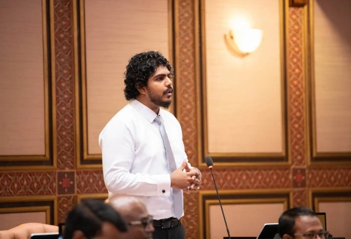 ސިޔާސަތުގެ ދަށުން ކުޑަ ކުރަނީ ދައުލަތް ހިންގުމުގެ ހަރަދު؛ އާއްމުންނަށް ބޭނުން އެއްޗެއް ކެވޭނެ: އަޒާން