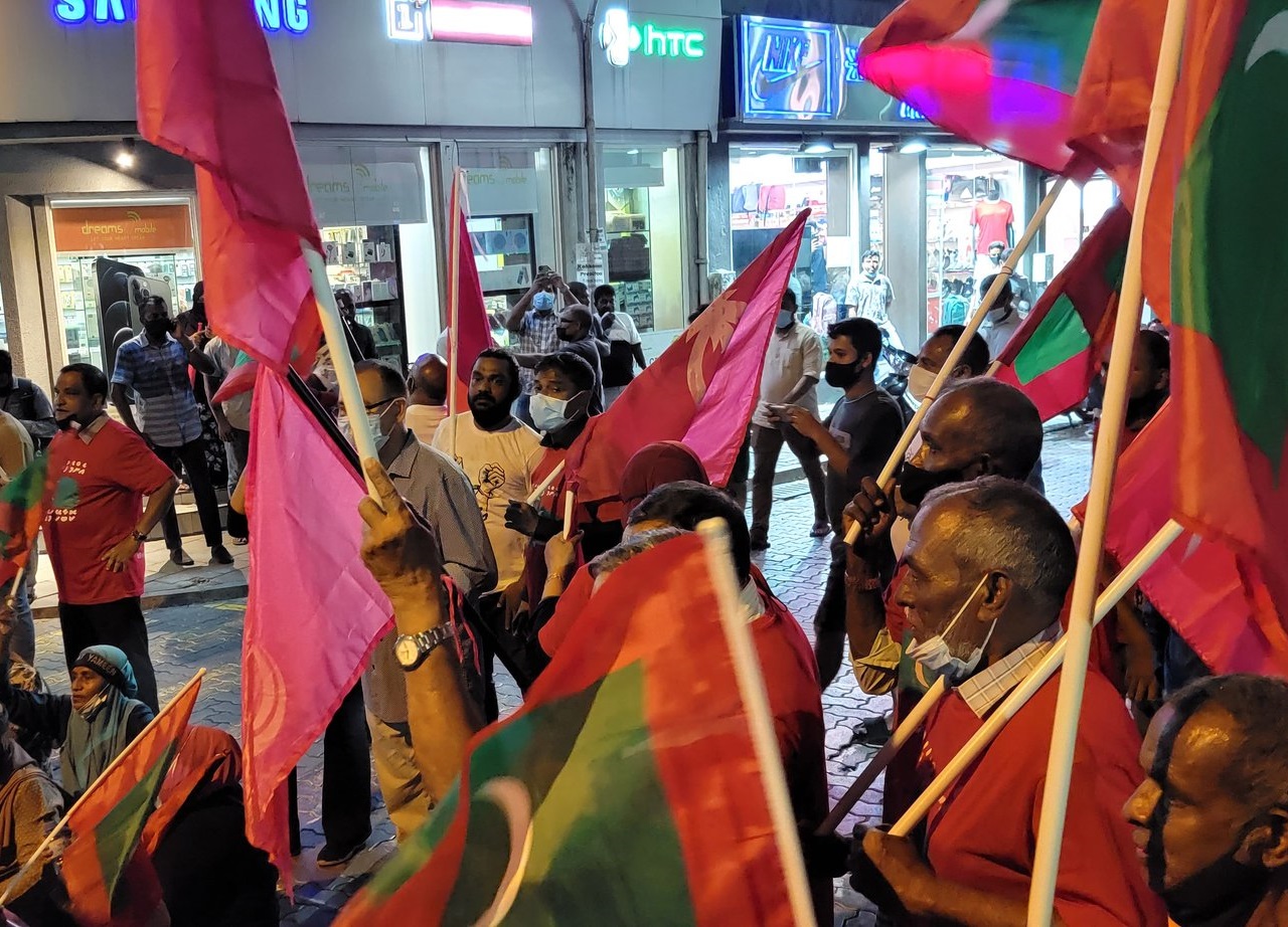 އިދިކޮޅު މުޒާހަރާ ރޫޅާލައިފި: ބޭއްވީ ފިޔަވަތި މައްސަލައިގައި، ގޮވީ ޔާމިން މިނިވަންކުރަން