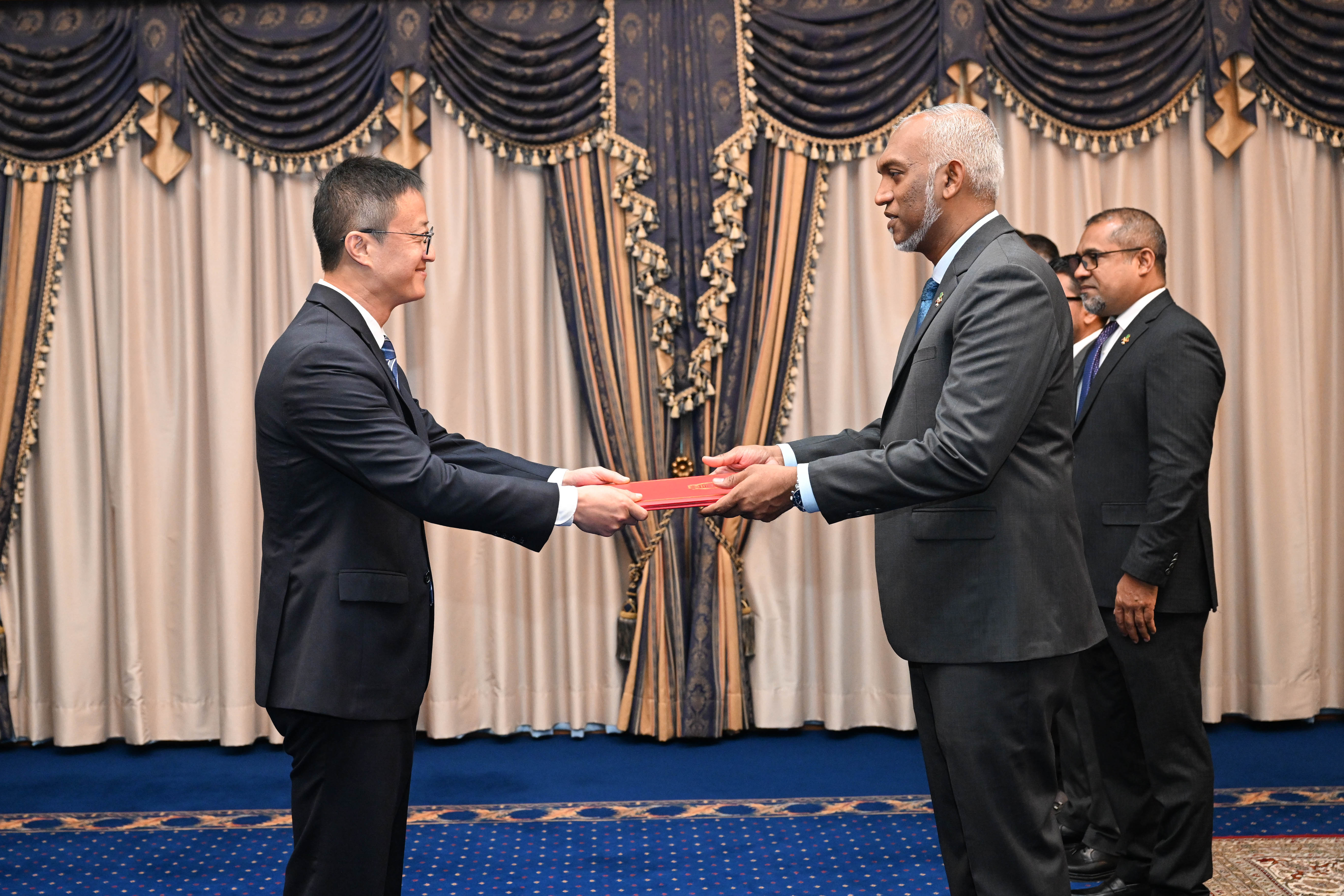 ބޭނުންވާ އެހީތެރިކަން ފޯރުކޮށްދިނުމުގައި ޗައިނާއިން ދެމި އޮންނާނެ: ސަފީރު