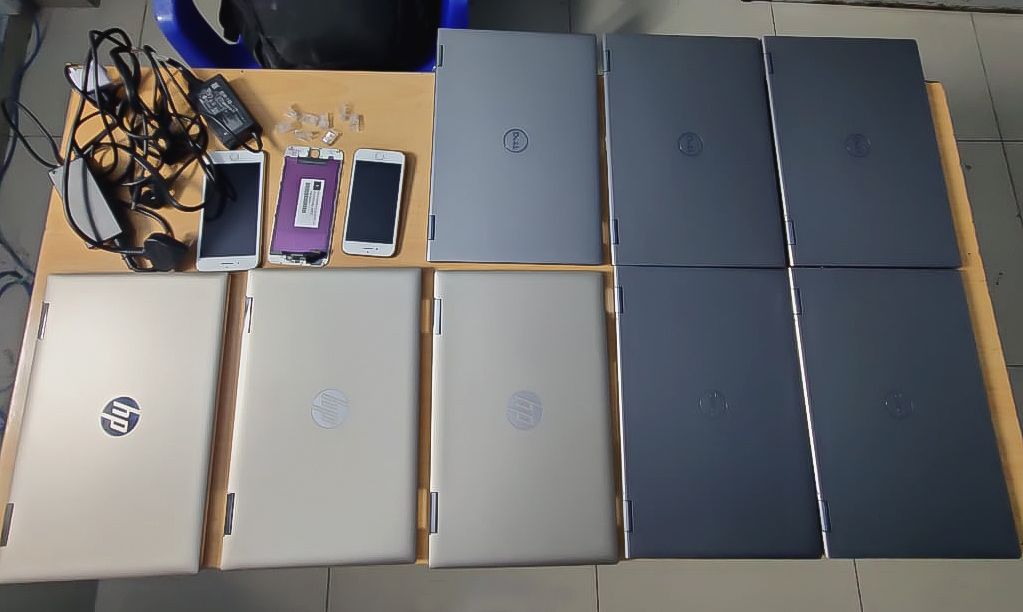 އޮފީހަކާއި ފިހާރައަކުން ވަގަށް ނަގާފައިވާ ތަކެތި ފުލުހުން ހޯދައިފި