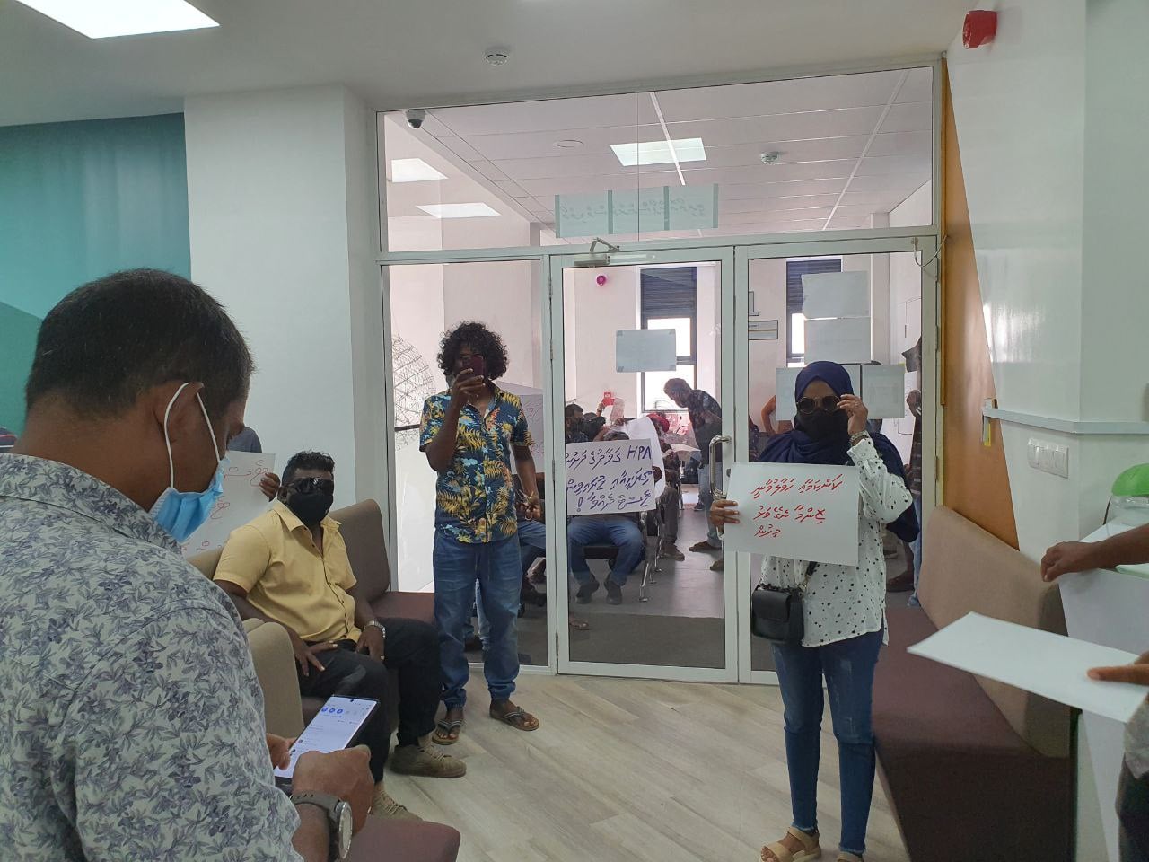 ޑްރައިވިންގ ލައިސެންސް މައްސަލައިގައި ޓްރާންސްޕޯޓް މިނިސްޓްރީގައި މުޒާހަރާ ކޮށްފި