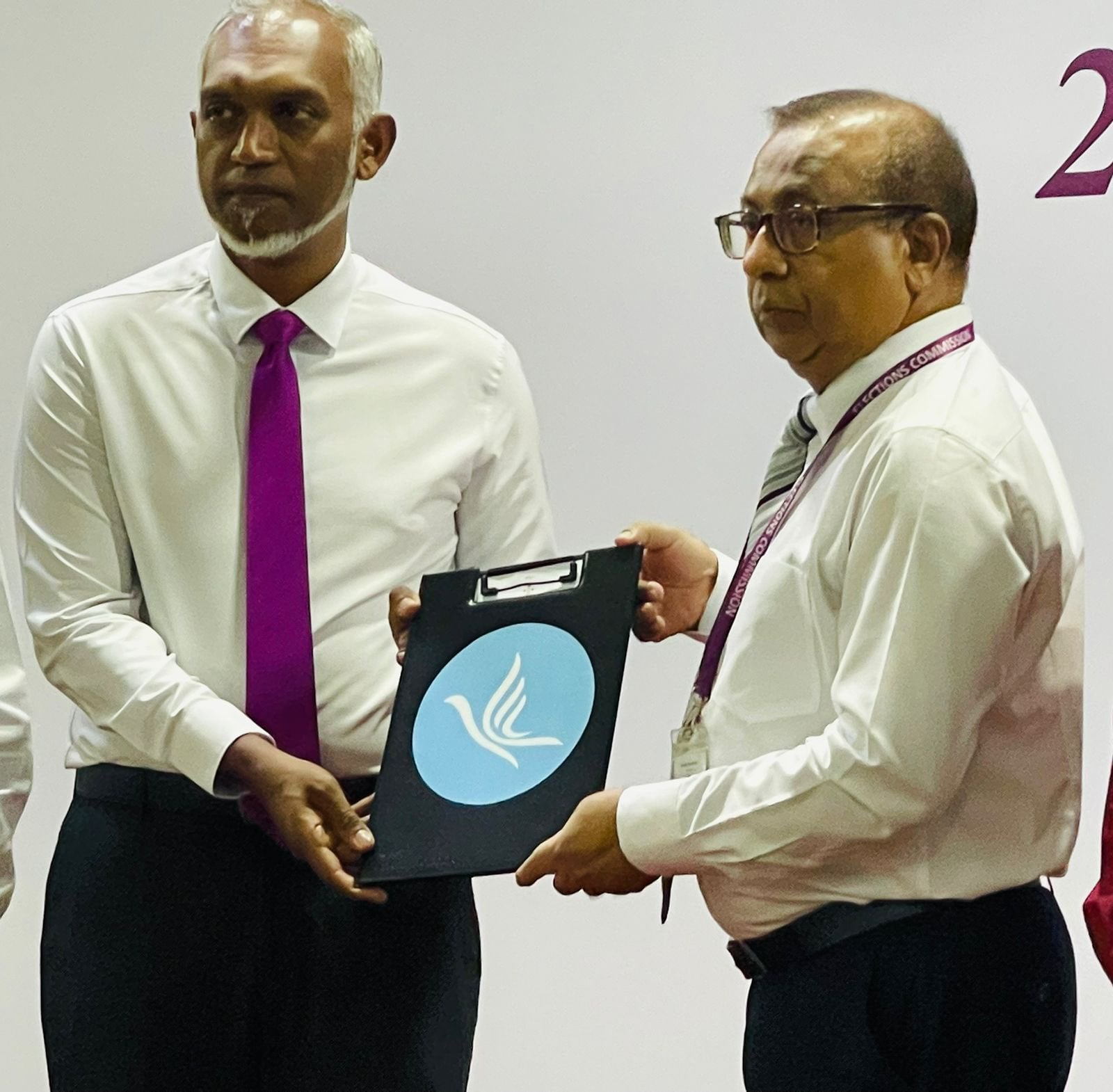 ޑރ. މުއިއްޒު ކެންޑިޑެސީ ފޯމު އީސީއަށް ހުށައަޅައިފި