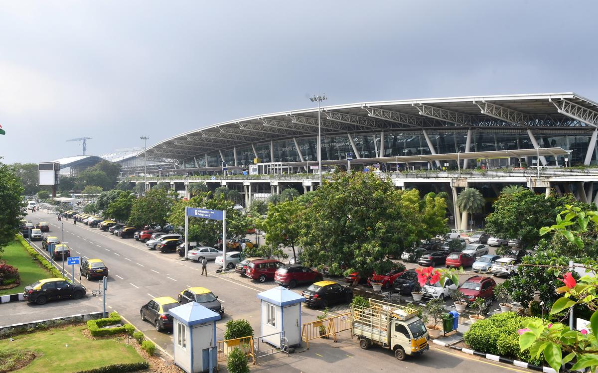 ކަސްޓަމް އޮފިޝަލުންނަށް ހެދިގެން ރަންތަކެއް ވަގަށް ނެގި ލަންކާގެ ދެ މީހަކު ހައްޔަރުކޮށްފި