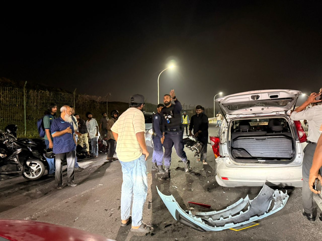 2 ކާރާއި 4 ސައިކަލު ޖެހި ބްރިޖުމަތީގައި ބޮޑު އެކްސިޑެންޓެއް: ބައެއް އުޅަނދުތައް ފުނޑުފުނޑުވެއްޖެ